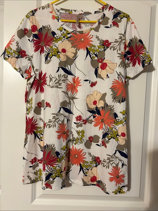 Banana Republic Tops - 2 Banana Republic Short-Sleeve Floral Tees, Flowers in Black & White Background.